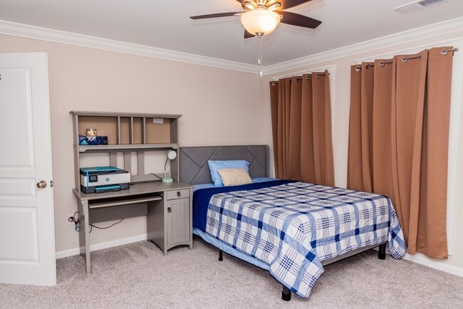 Building Photo - 2 Bedroom/ 2 bath - entry level END UNIT with side balcony- Fully Furnished and only a $500 deposit