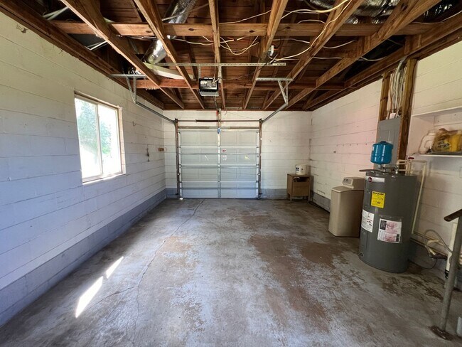 Building Photo - Beautiful 2 Bed/2 Bath Home in Ocala!! BOUNUS ROOM Included! Lawn care INCLUDED!