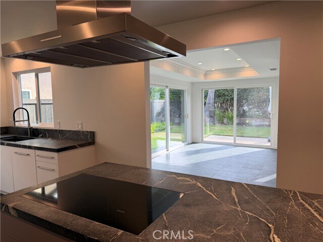 Building Photo - 15999 Via De Las Palmas