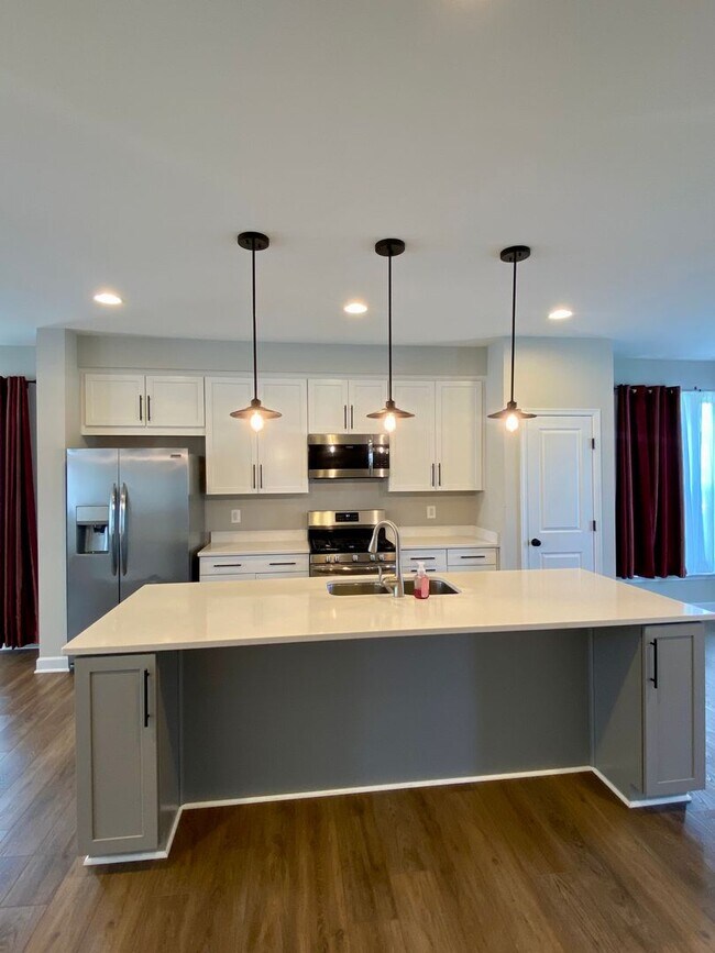 Building Photo - Charming 3-bedroom, 2.5-bathroom Townhouse