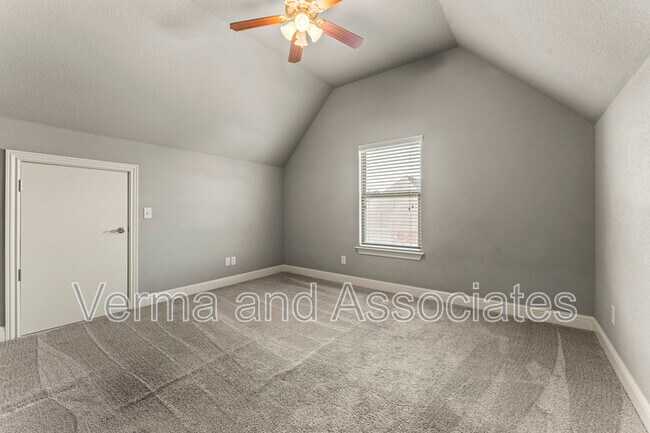 Building Photo - 3205 SW Riverstone Ave