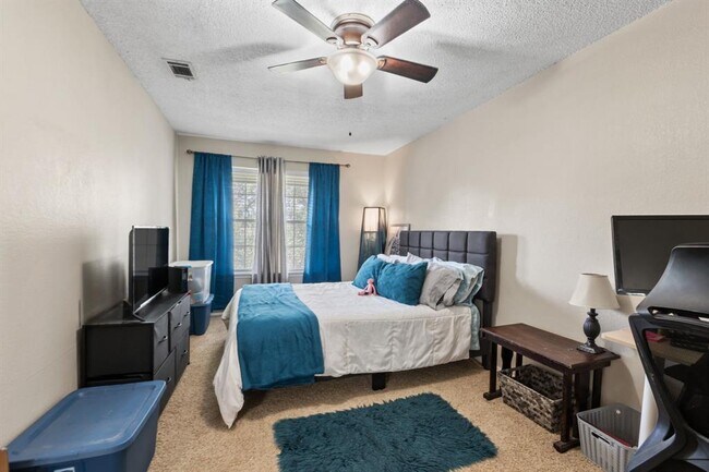 Building Photo - 1015 E Yager Ln