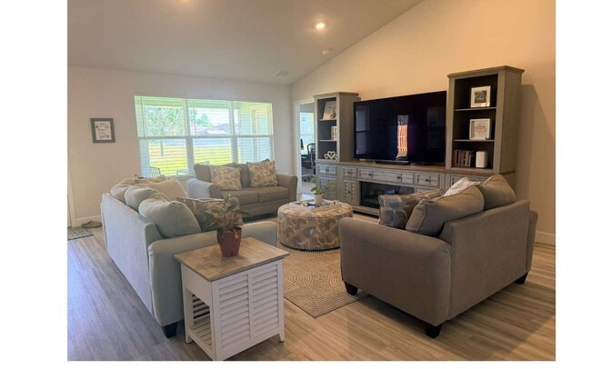 Building Photo - 297 SW Silverpalm Dr