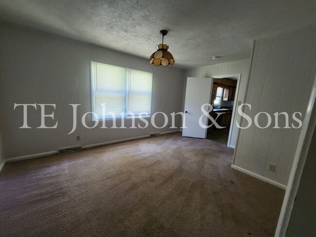 Building Photo - 3 Bed Home Situated near Hwy. 311 & Local Golf Course