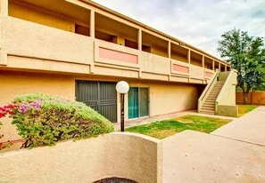 Building Photo - 1005 W 5th St