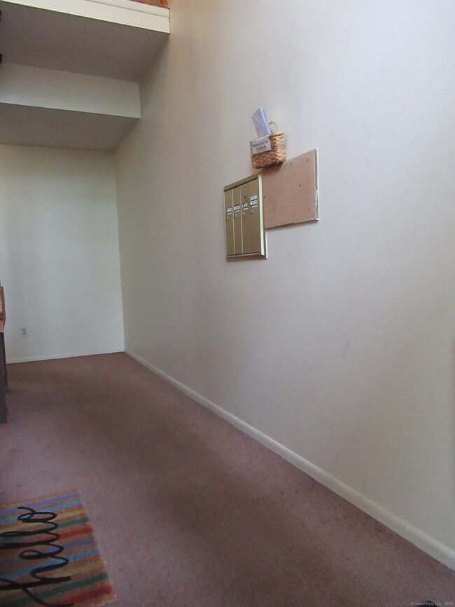 Building Photo - 67 Riverview Dr