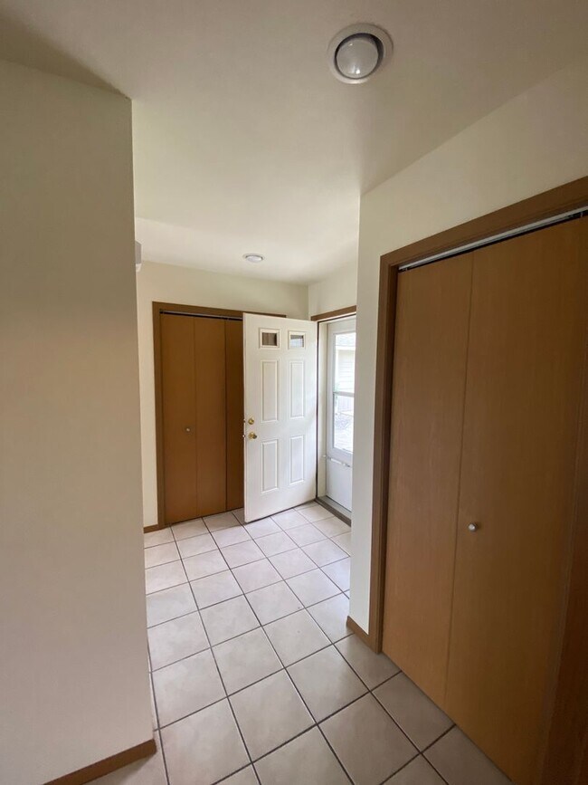 Building Photo - Canfield Court Condo (APP#170)