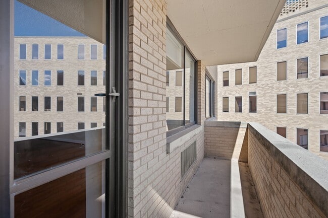 Building Photo - Spacious Renovated Dupont Circle Condo Walking Distance to Metro!