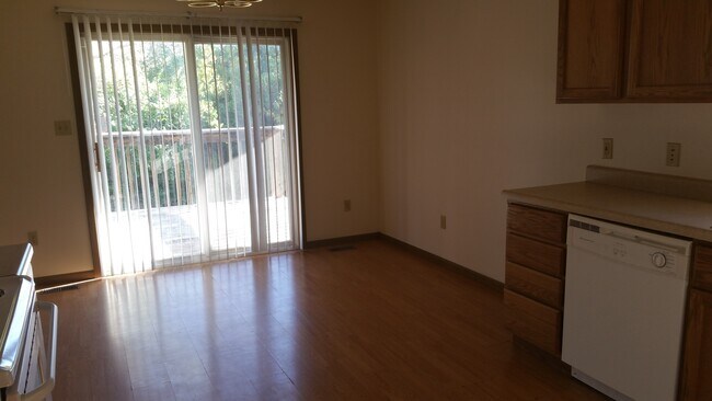 Building Photo - Great 3 Bedroom House Near Lake Shawnee