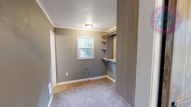 Building Photo - Oregon City - Three Bedroom Bungalow, Comp...