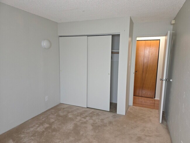Building Photo - 1300 Golden Cir