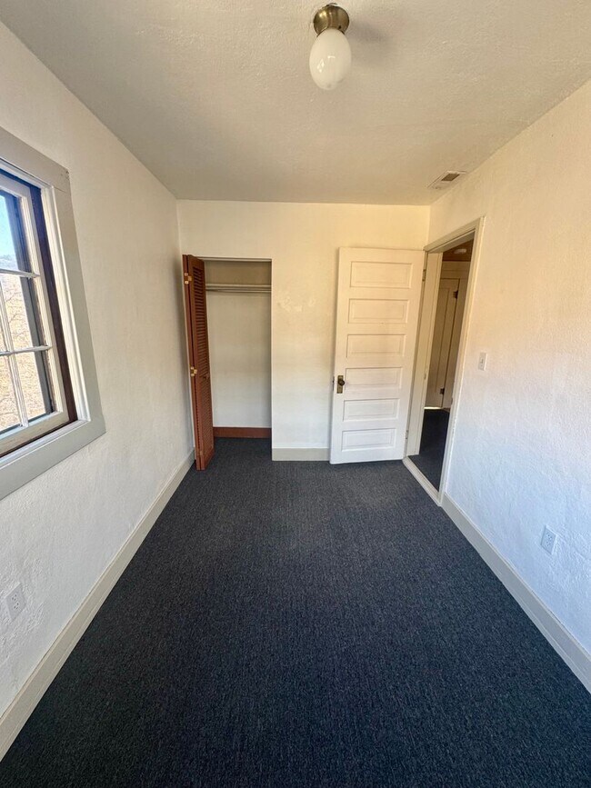 Building Photo - Cave Ave