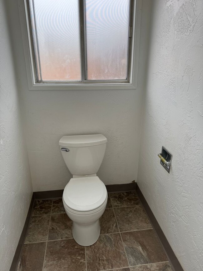 Building Photo - 2 bed 1 1/2 bath duplex in Springfield!