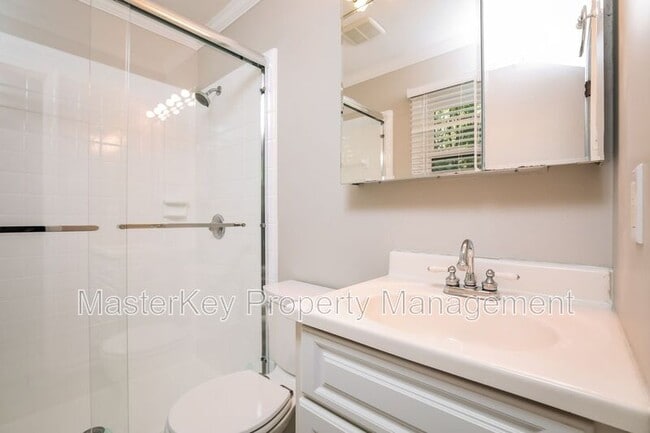 Building Photo - 916 Tanglewood Dr