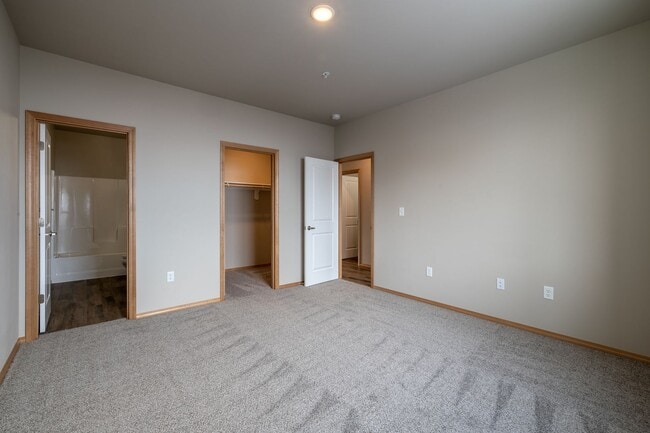 Building Photo - Beautiful 2 Bedroom/ 2 Bath Apartments Lea...