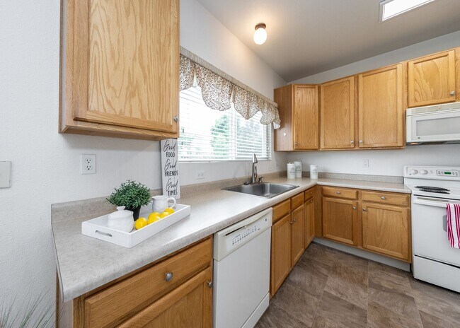 Building Photo - Lovely Home on East Side Near Military bas...