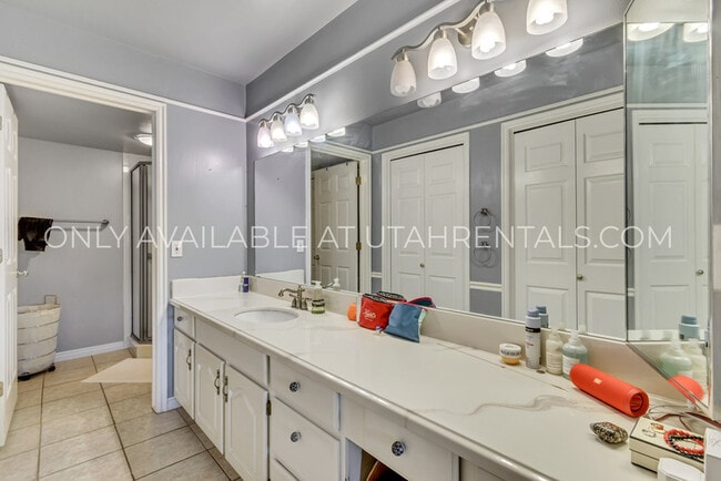 Building Photo - 5761 S Waterbury Cir