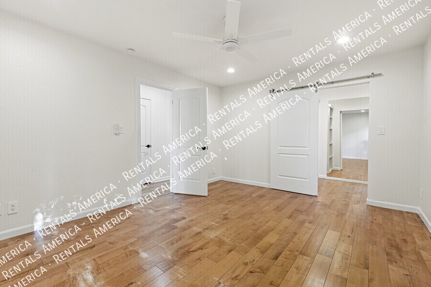 Building Photo - 7007 N Vía De Manana