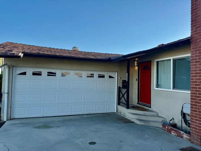 Building Photo - Explore this attractive property in Bakersfield, featuring 3-bedroom and 1.75 -bathrooms - Availa...