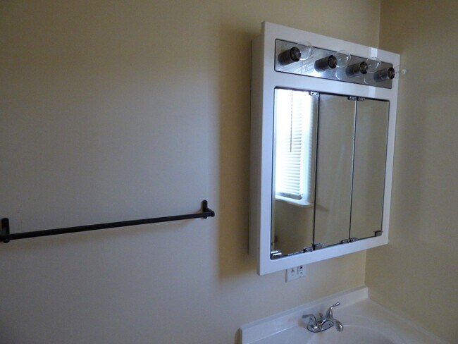 Building Photo - 6914 Autumn View Dr