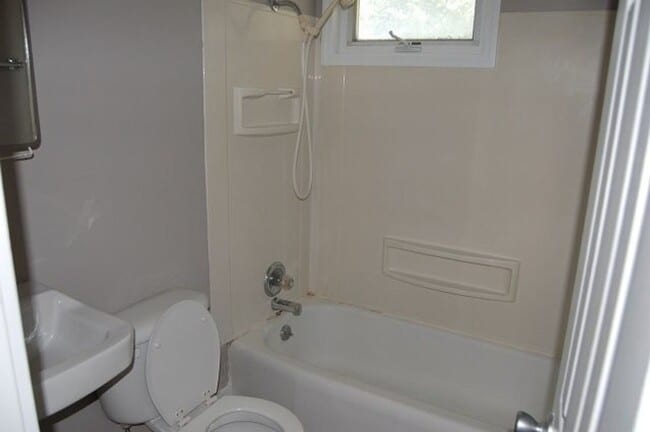 Building Photo - 2 BR Duplex on Governor Street Recently Remodeled!