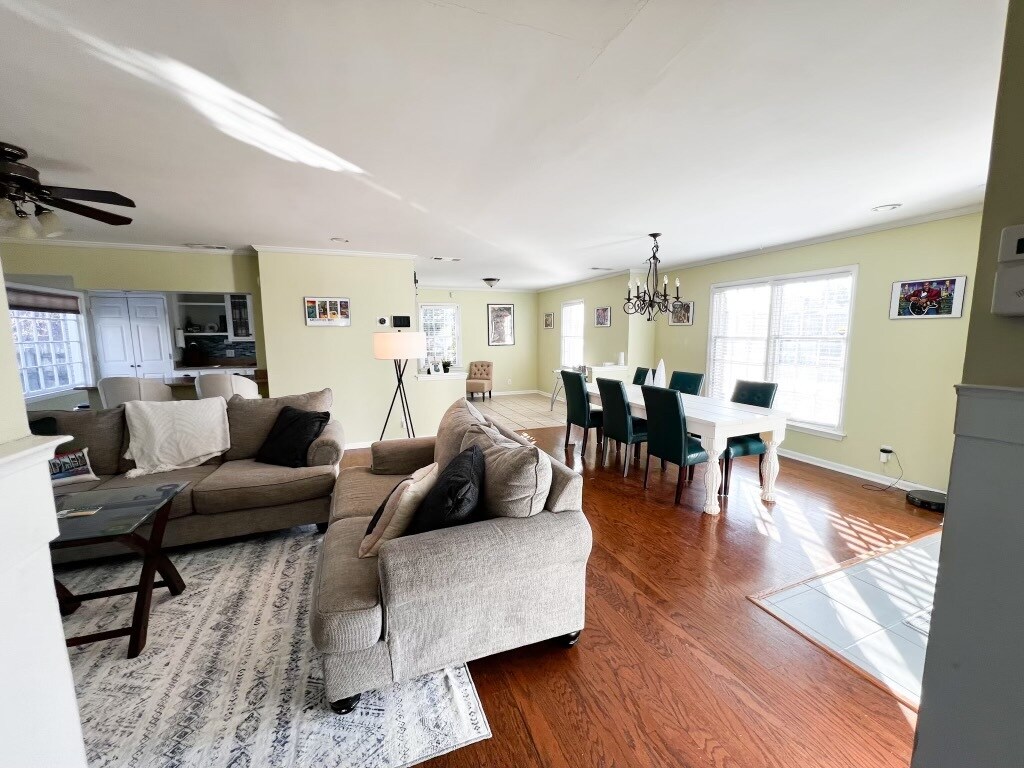 Open seating - 1488 Quince Cv