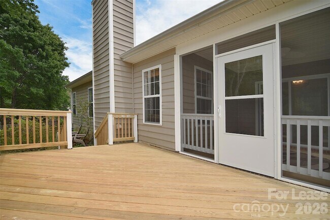 Building Photo - 550 Carlisle Dr