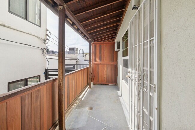 Building Photo - 1008 N Stanley Ave