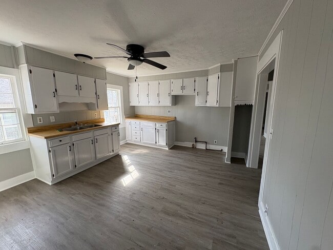 Building Photo - 611 E Main St