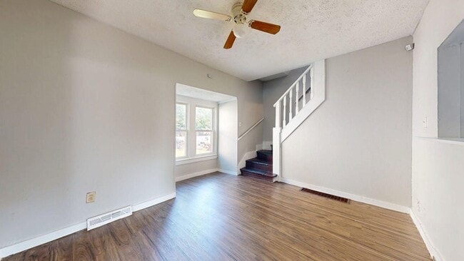 Building Photo - Updated 3 bedroom/1.5 bathroom, Single Fam...