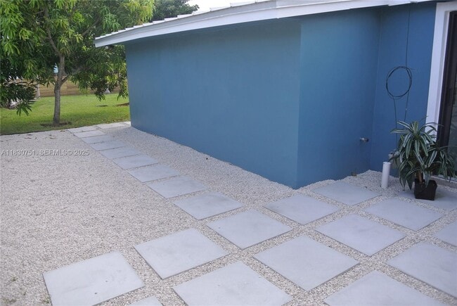 Building Photo - 10230 Dolphin Rd