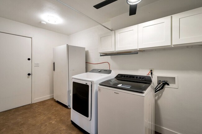 Building Photo - Amazing Tri-level close to ASU with Pool