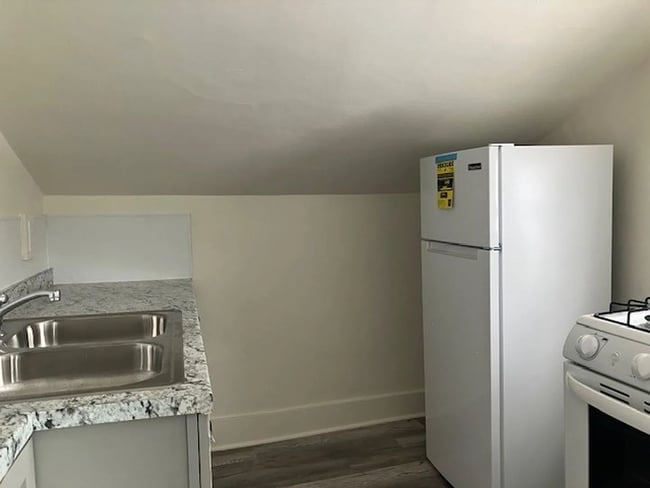 Building Photo - 404 S Main St