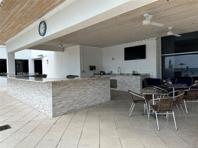 Building Photo - 2751 S Ocean Dr