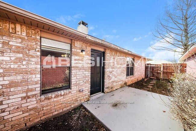 Building Photo - "Welcome Home! Get 1 month FREE RENT when ...