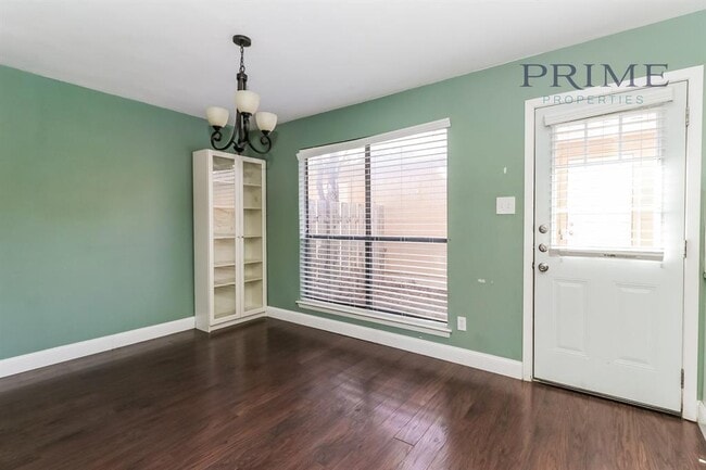 Building Photo - 8938 N Plaza