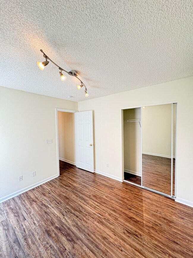 Building Photo - 10 Broadland Cir