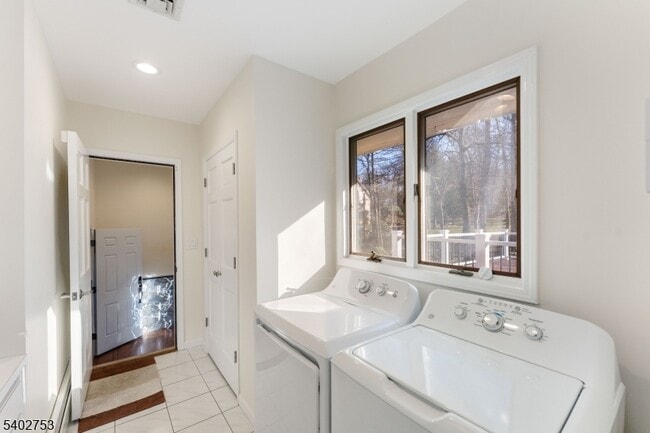 Building Photo - 850 Valley Rd