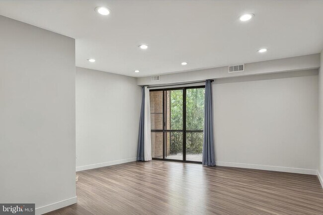 Building Photo - 10720 West Dr