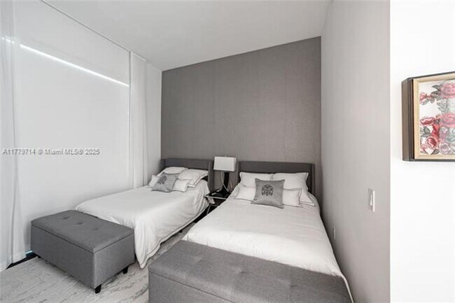 Building Photo - 900 Brickell Key Blvd