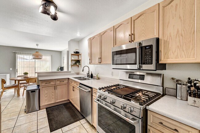 Building Photo - 2 Bedroom Condo w/ Patio & 1 Car Attached ...
