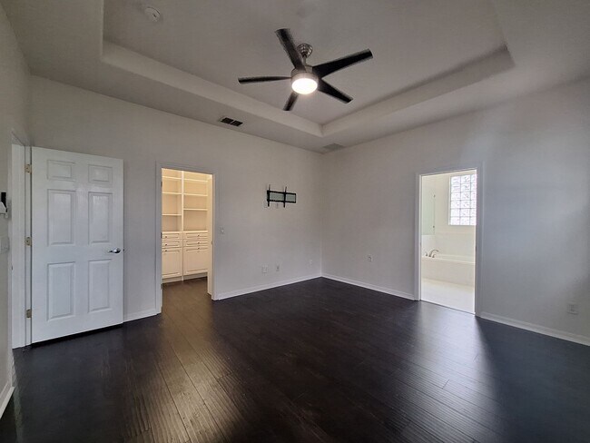 Building Photo - Charming 3-Bedroom Home with Spacious Back...