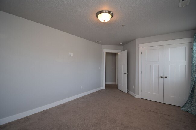 Building Photo - Quiet Family Friendly 4 Bed Home in Bluffdale!!
