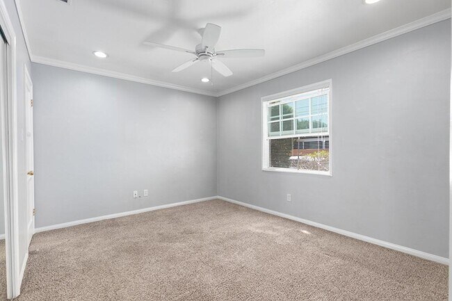 Building Photo - 4804 Iroquois Ave