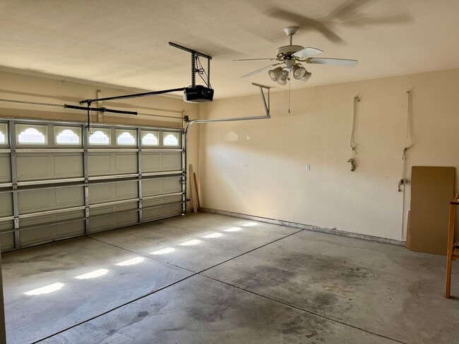 Building Photo - 3 Bedroom 2 Bath home with covered patio