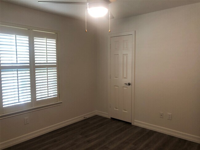 Building Photo - 135 Lakeside Dr