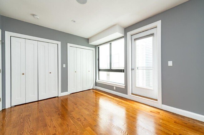 Building Photo - 331 D St