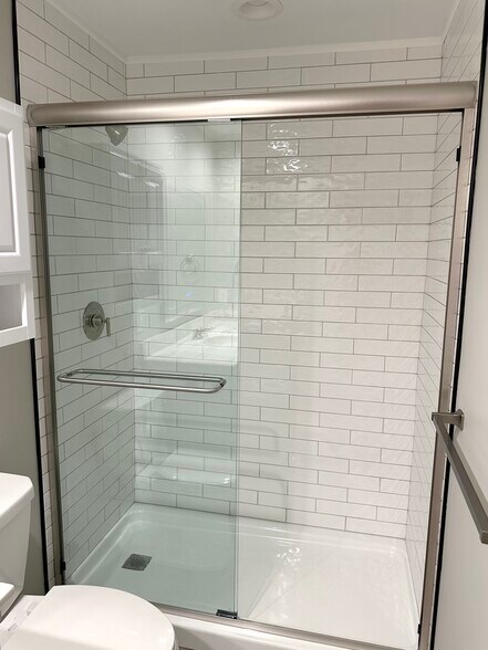 Walk in tiled shower w/spa door - 2217 Kenwood Blvd SE