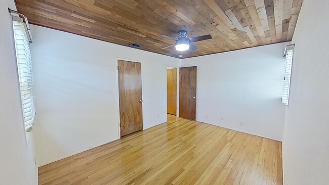 Building Photo - **MOVE-IN SPECIAL!!** Charming 3 Bed 1 Bat...