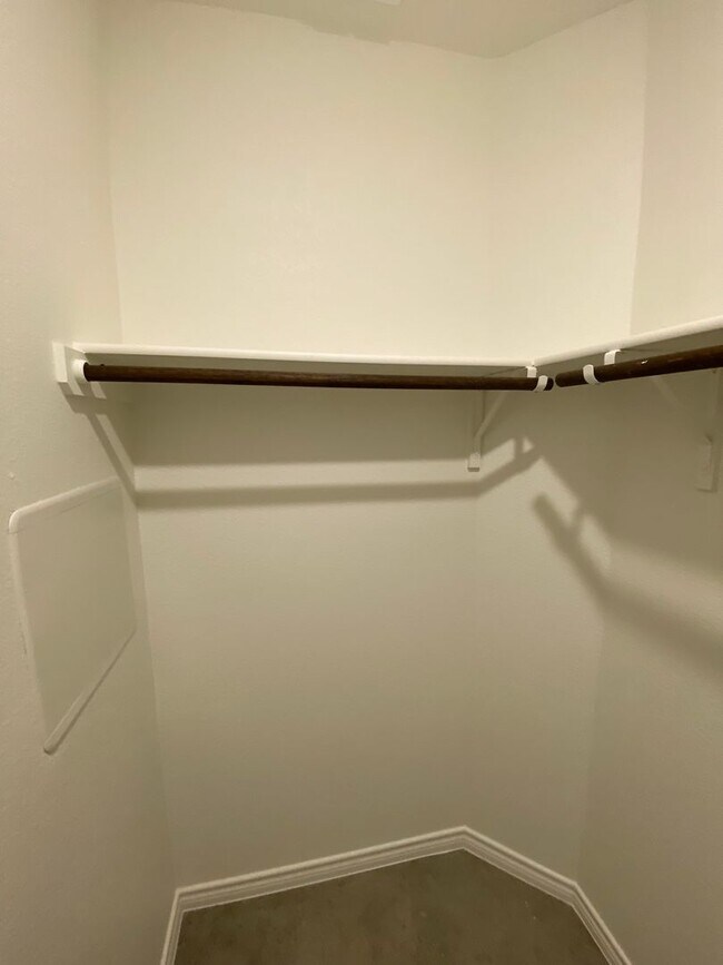 Building Photo - 648 Pacific Crest Trl